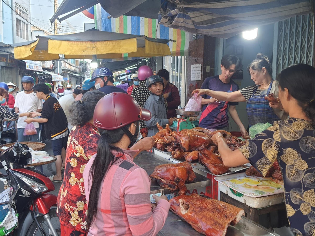 Heo quay đắt như tôm tươi ngày vía Thần Tài.