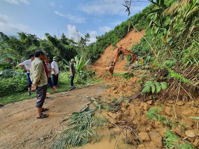 Dọn dẹp đất đá trên những con đường.