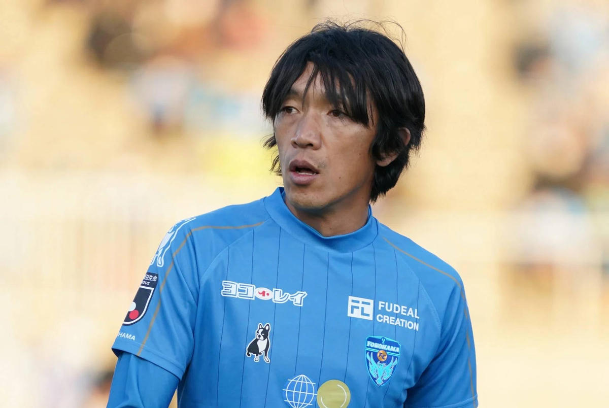 Shunsuke Nakamura vẫn còn thi đấu cho Yokohama FC dù đã ở tuổi tứ tuần.