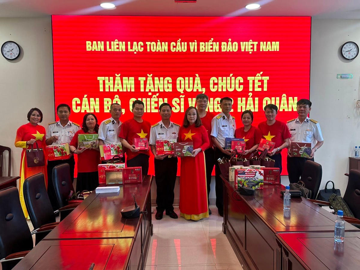 Trao 30 phần quà Tết trị giá hơn 30 triệu đồng cho cán bộ, chiến sỹ Vùng 2