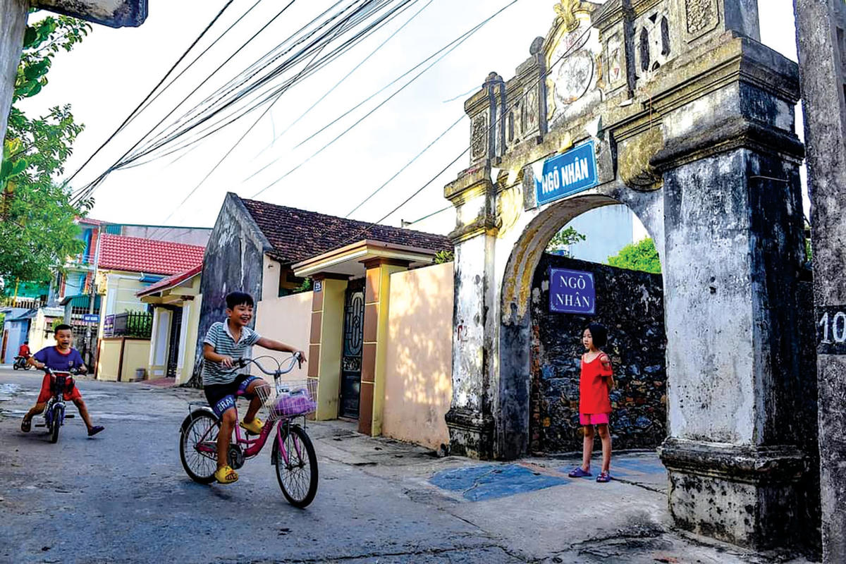 Bức tranh thôn quê bình dị với hình ảnh trẻ em vui chơi trong một chiều hè oi ả.  