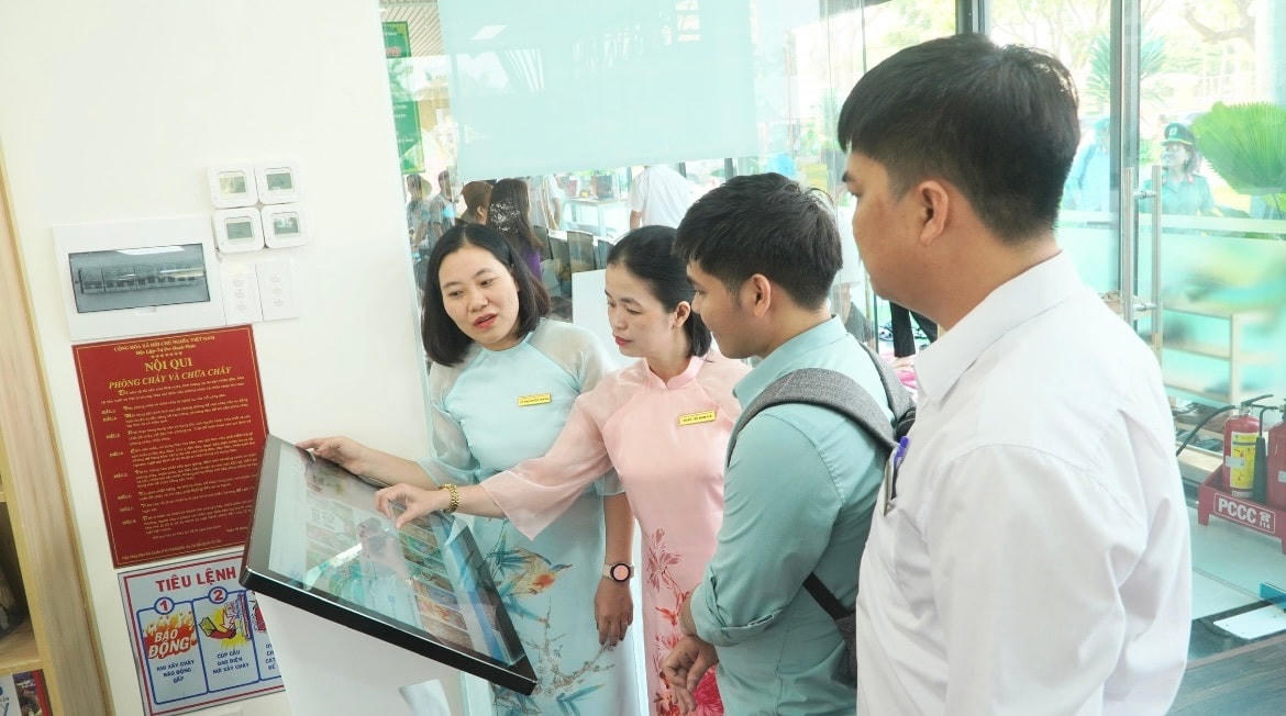 Các đại biểu trải nghiệm các tính năng hữu ích trong Thư viện số.
