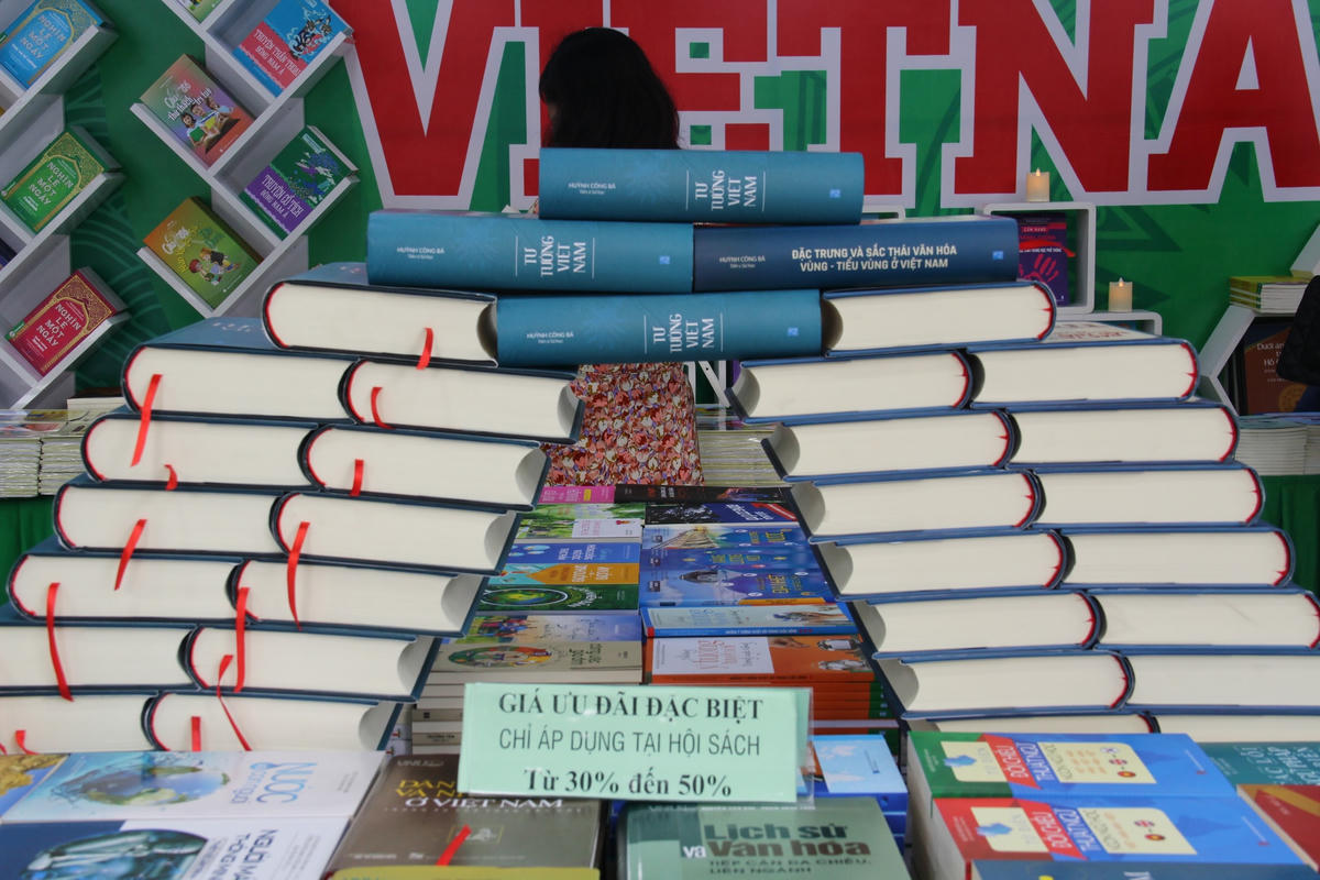 Các gian hàng thực hiện nhiều chương trình giảm giá thu hút đông đảo bạn đọc.