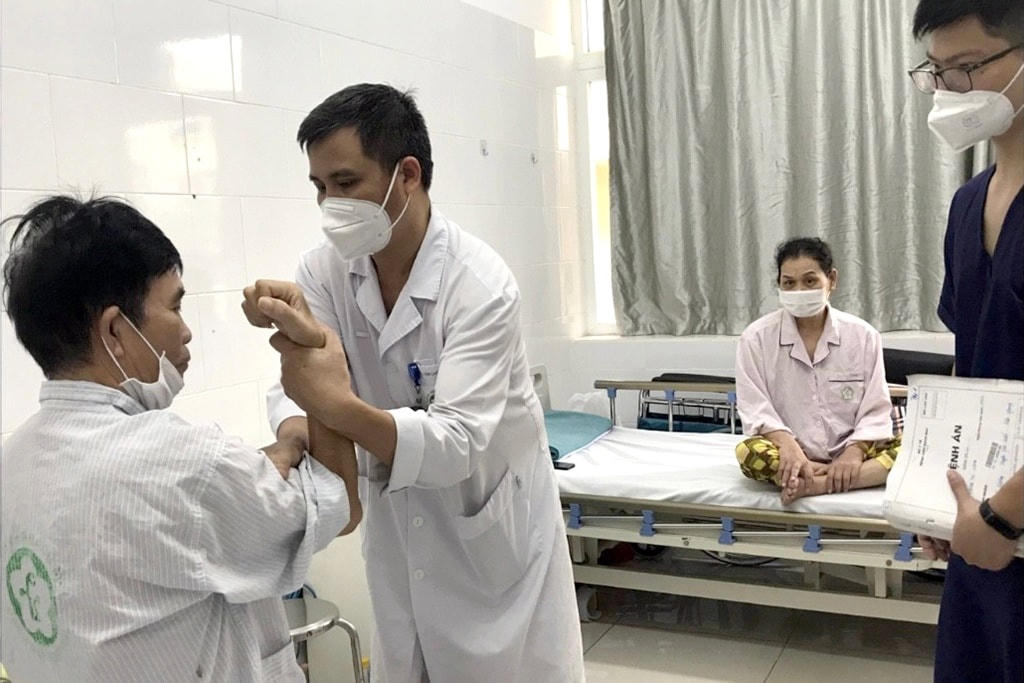 Bác sĩ thăm khám cho vợ chồng bệnh nhân ngộ độc hạt muồng.       Ảnh: BV Bạch Mai.