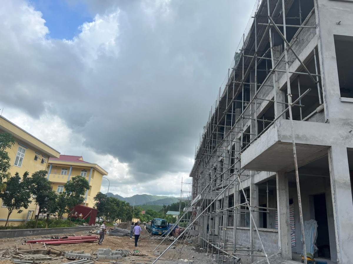 Khu nhà đa năng của trường TH&THCS Núi Mằn (thôn Đá Trắng, xã Thống Nhất, TP Hạ Long) đã được xây dựng và đưa vào sử dụng từ tháng 8/2022. Ảnh: Cổng thông tin điện tử TP Hạ Long.