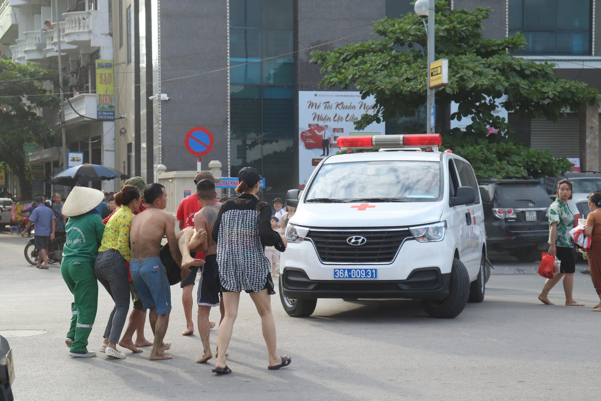 Một phụ nữ được phát hiện bị ngạt nước khi tắm biển. Sau đó, người này đã được đưa ngay lên bờ và mang lên xe cấp cứu đang trực sẵn 24/24 gần đó.