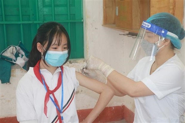 Tiêm vaccine phòng Covid-19 cho trẻ 11 đến dưới 12 tuổi tại Trường Trung học cơ sở Yên Định, huyện Hải Hậu, tỉnh Nam Định. (Ảnh: Văn Đạt/TTXVN).