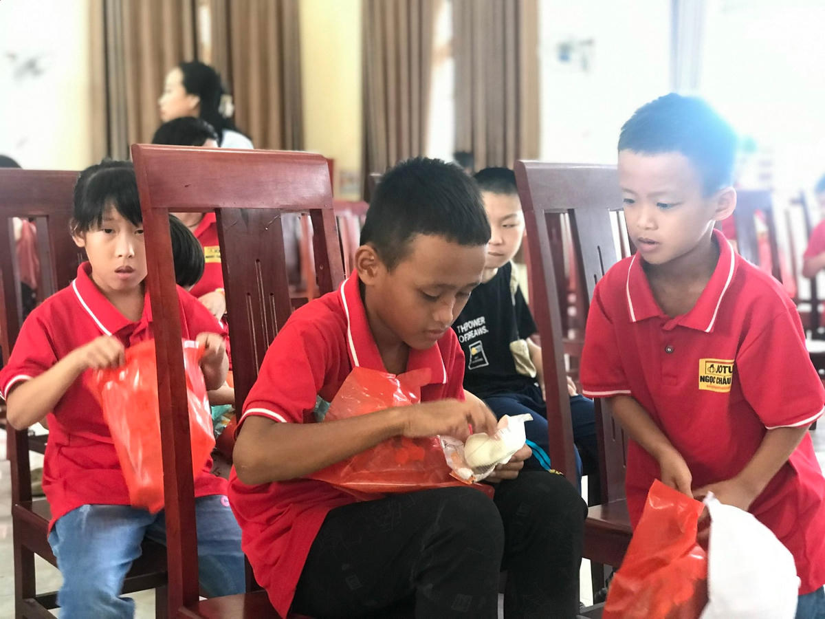 Niềm vui của trẻ em mồ côi Hà Tĩnh sau khi được nhận quà Trung thu.  