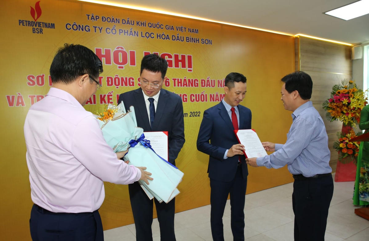 Ông Nguyễn Văn Hội, ông Lê Mạnh Hùng trao quyết định và tặng hoa chúc mừng 2 tân Phó Tổng Giám đốc BSR Phạm Minh Nghĩa và Mai Tuấn Đạt.