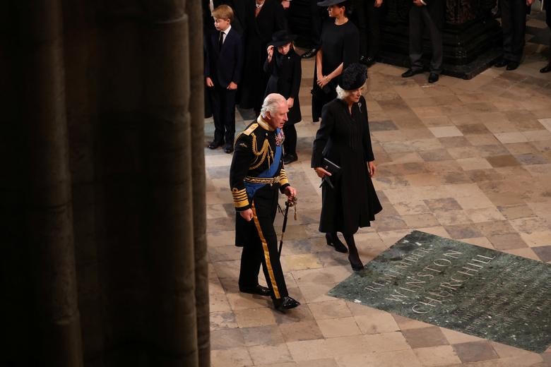 Vua Charles III và Hoàng hậu Camilla bên trong Tu viện Westminster.