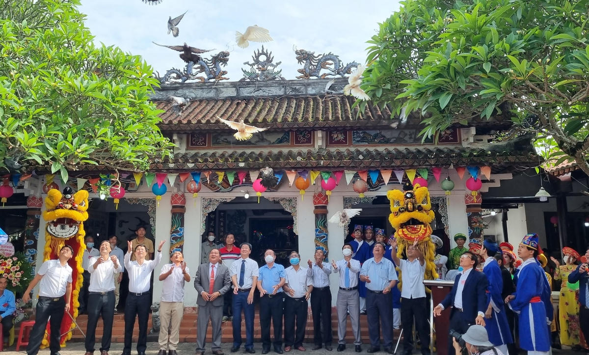 Các đại biểu thả bồ câu tại lễ hội điện Trường Bà.