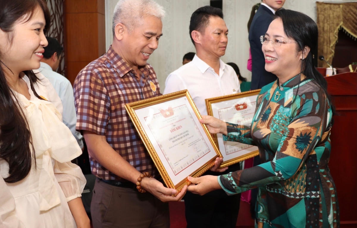  Bà Trần Kim Yến, Chủ tịch Ủy ban MTTQ Việt Nam Thành phố trao Bằng khen cho các cá nhân xuất sắc.