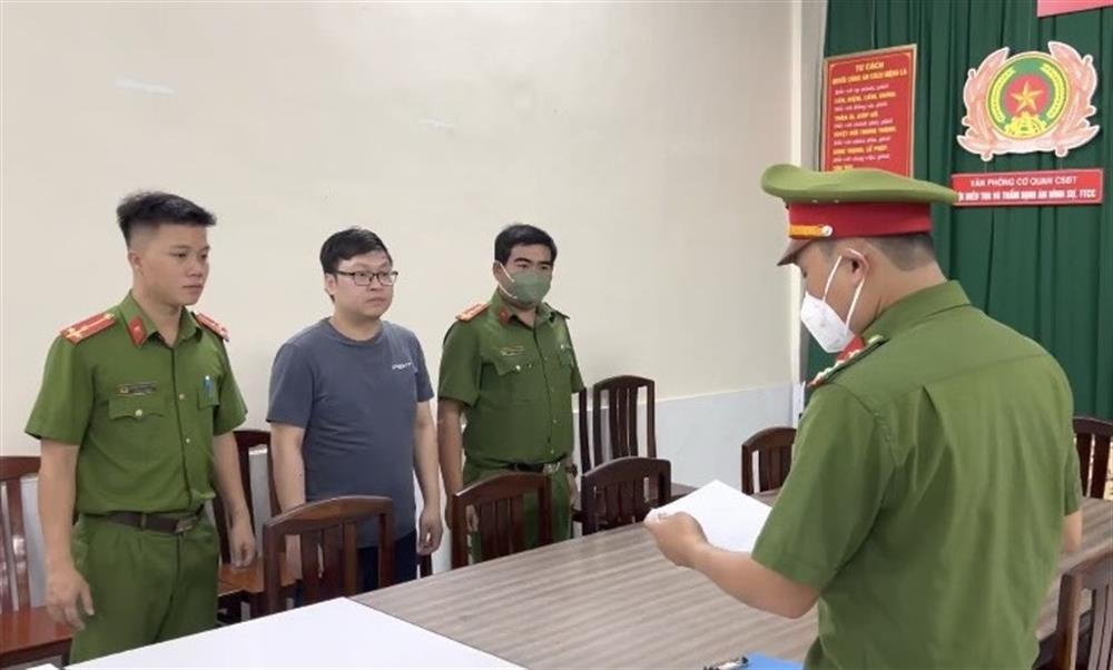 Cơ quan Cảnh sát điều tra Công an TP Hồ Chí Minh tống đạt Quyết định khởi tố bị can, Lệnh bắt bị can để tạm giam đối với Nguyễn Tuấn Anh. Ảnh: Bộ Công an.