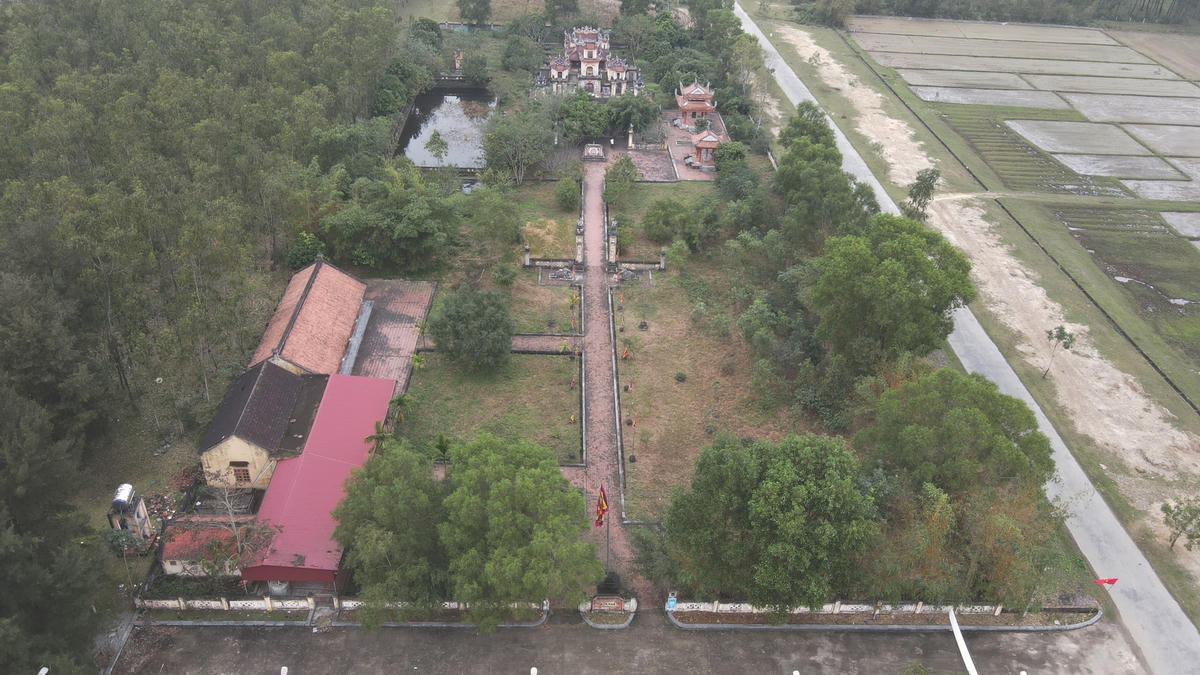 Trao đổi với phóng viên, ông Phan Thế Thí (67 tuổi, trú xã Việt Tiến), người nhận nhiệm vụ trông coi tại ngôi đền cho biết, với những giá trị về lịch sử, văn hóa, tâm linh cũng như kiến trúc độc đáo, đền Nen được xếp hạng Di tích lịch sử văn hoá cấp tỉnh vào năm 2005 và xếp hạng Di tích lịch sử văn hoá cấp quốc gia vào năm 2009.