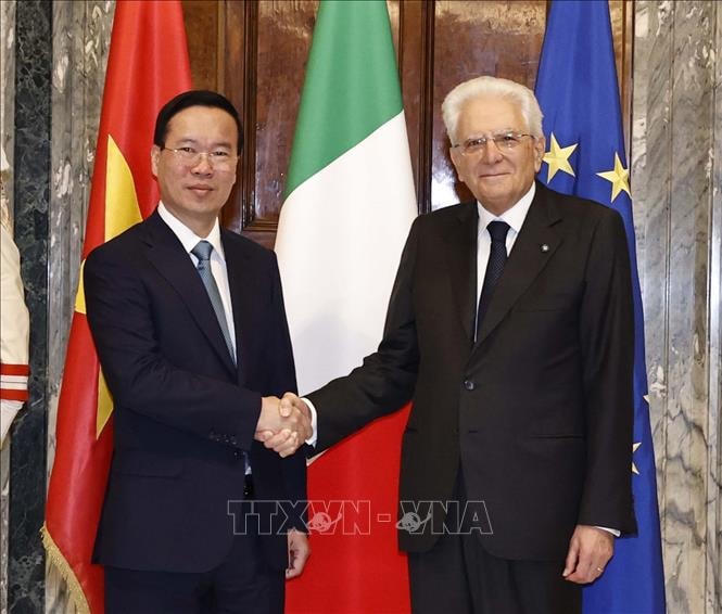 Tổng thống Italy Sergio Mattarella đón Chủ tịch nước Võ Văn Thưởng. Ảnh: Thống Nhất/TTXVN.