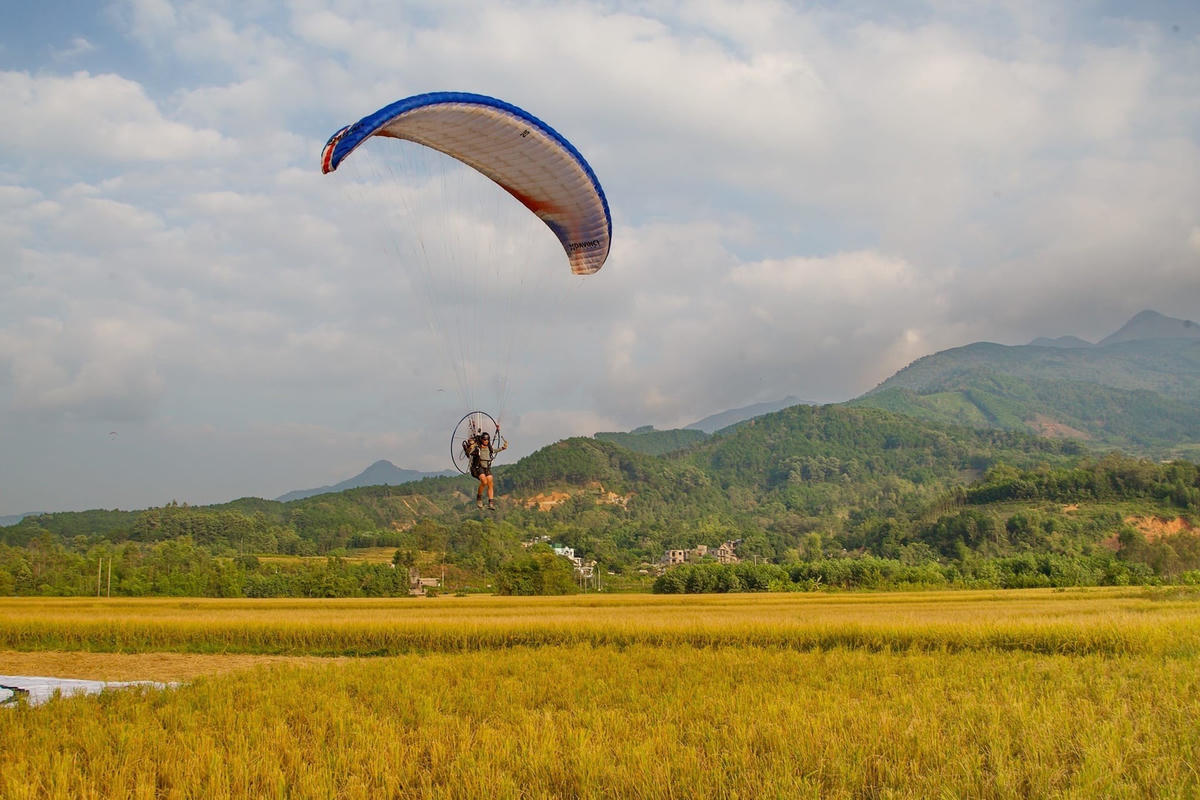 Dù lượn “Bay trên mùa vàng Bình Liêu” mang đến sản phẩm du lịch mới mẻ tại Quảng Ninh.