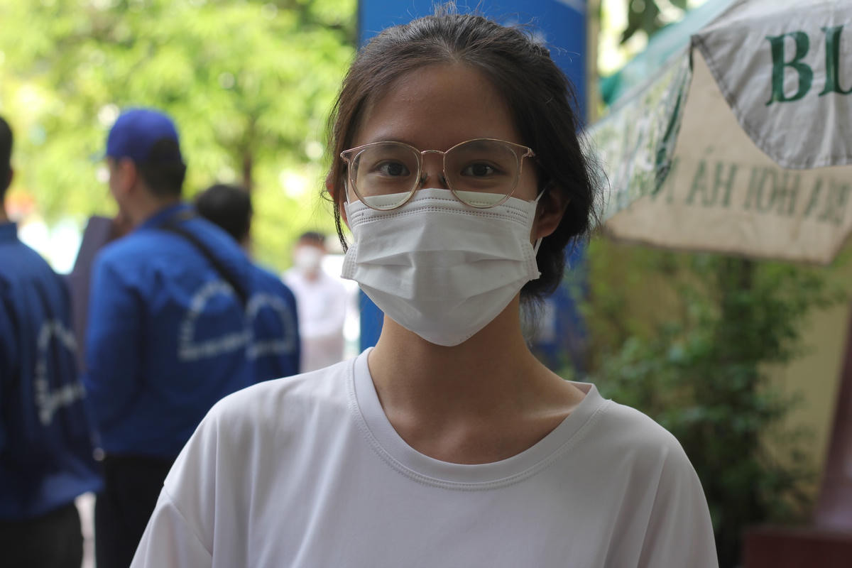 Thí sinh Đỗ Minh Thu vui vẻ sau bài thi của mình. Ảnh: Ngọc Ánh.    