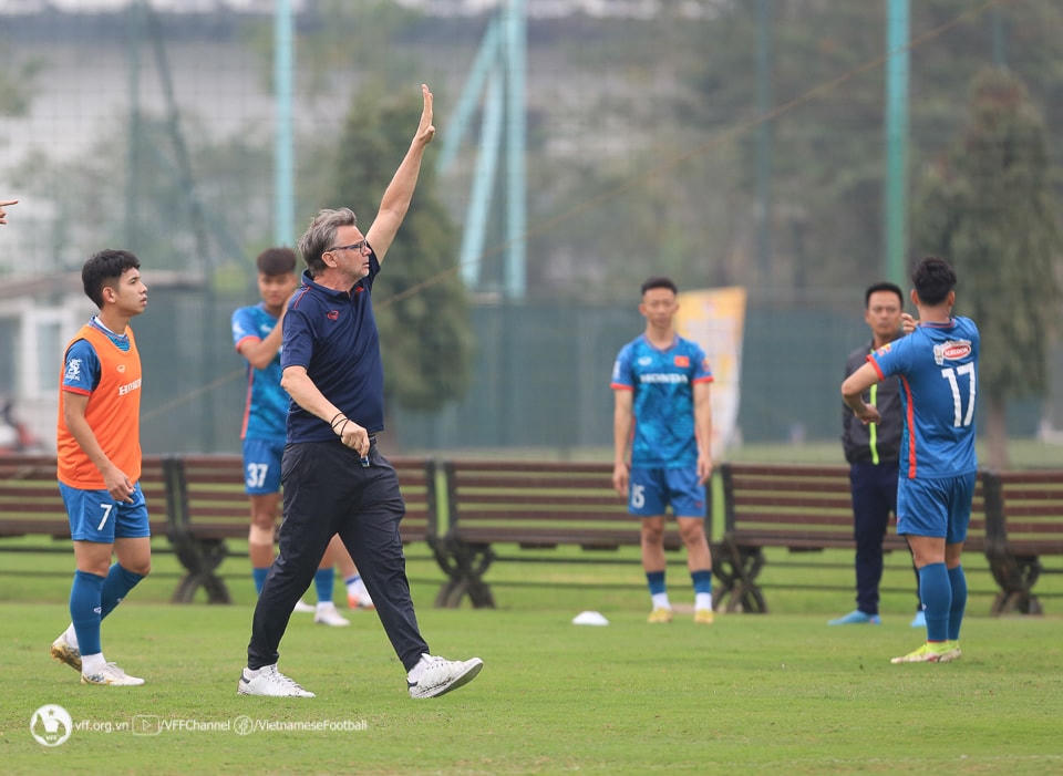 HLV Philippe Troussier tại buổi tập. Ảnh: VFF.