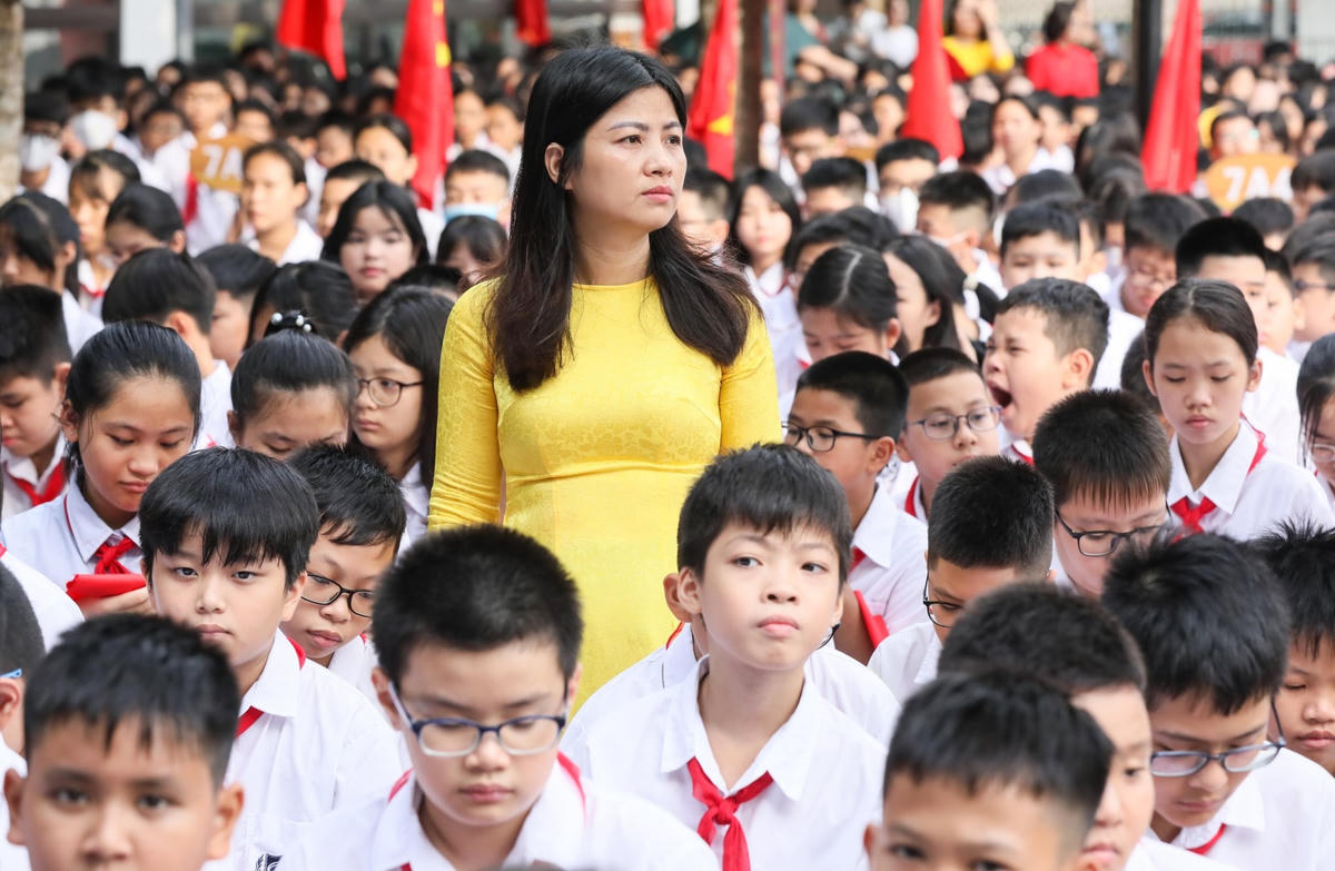 Cô trò trường THCS Kim Giang hân hoan bước vào năm học mới.