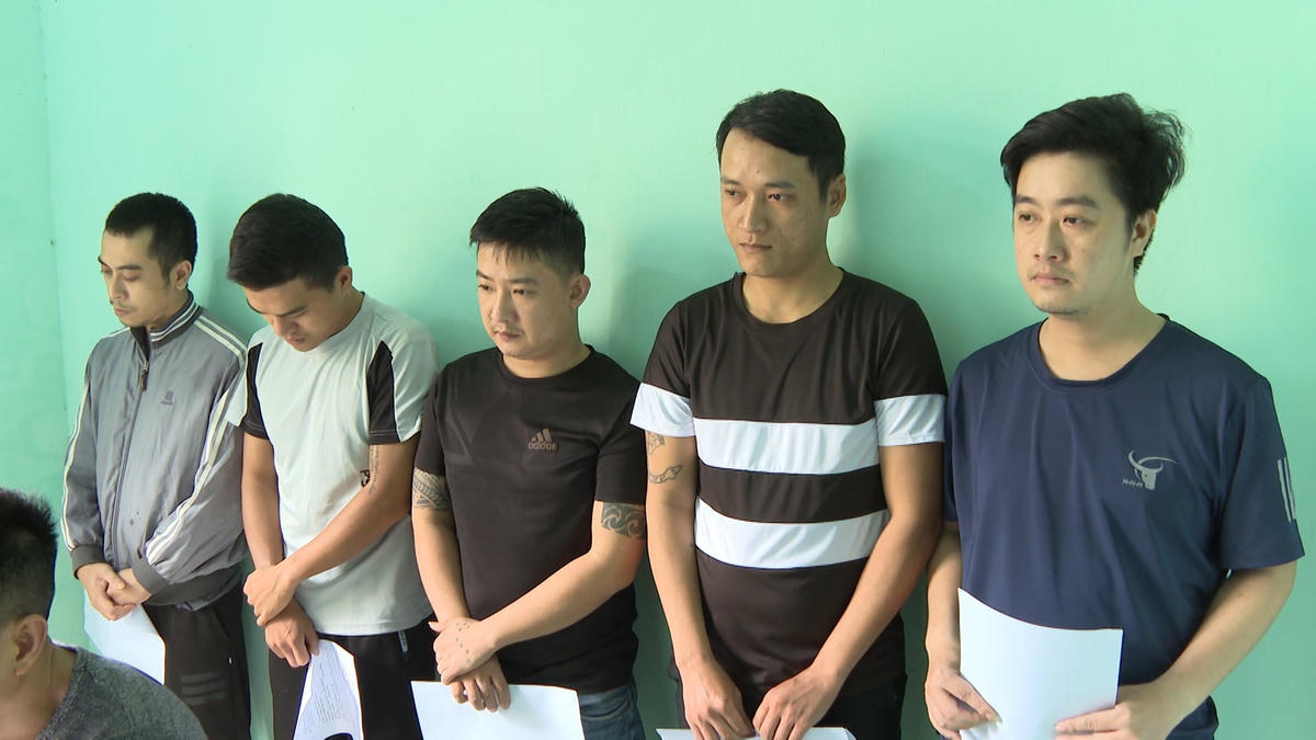 Các đối tượng trong đường dây các độ bóng đá qua mạng núp bóng quán cà phê.