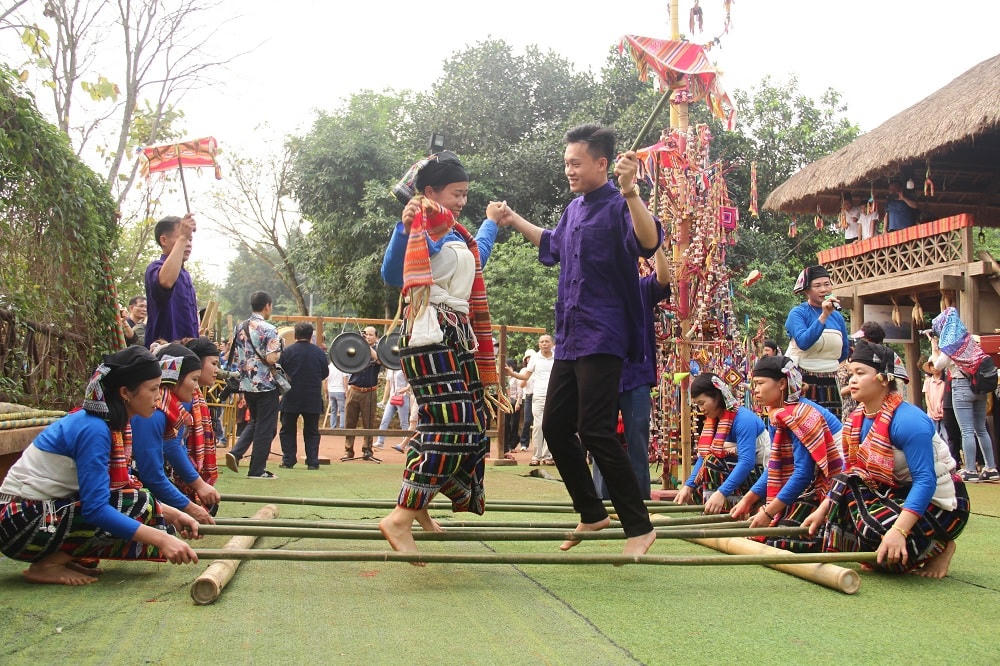 Mùa lễ hội đã đến các cô gái lại cùng nhau trổ tài trong lao động sản xuất và đây cũng là dịp để các chàng trai tìm kiếm người con gái khéo léo nhất để họ yêu thương và rước về làm vợ.