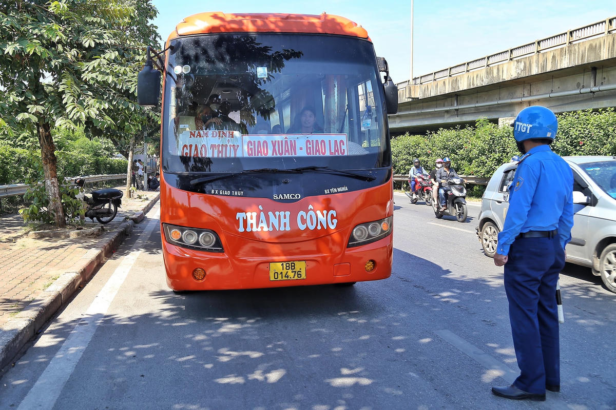 Hàng loạt phương tiện bị xử lý.