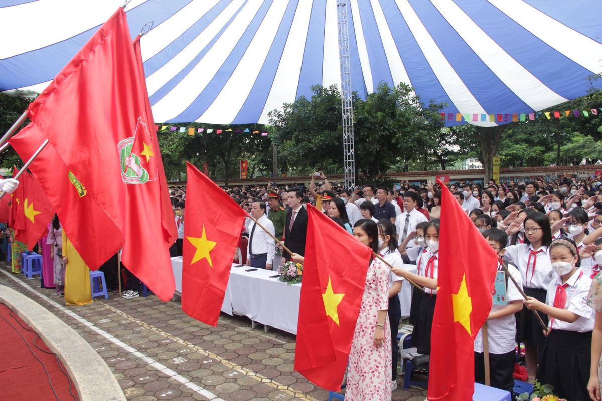 Phó Chủ tịch UBND TP Hà Nội đánh trống khai giảng năm học mới