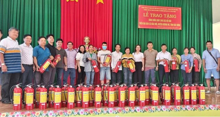 Phòng Cảnh sát phòng cháy chữa cháy và cứu nạn cứu hộ Công an tỉnh Đắk Nông tặng bình chữa cháy cho người dân ở xã Đắk Drô, huyện Krông Nô.