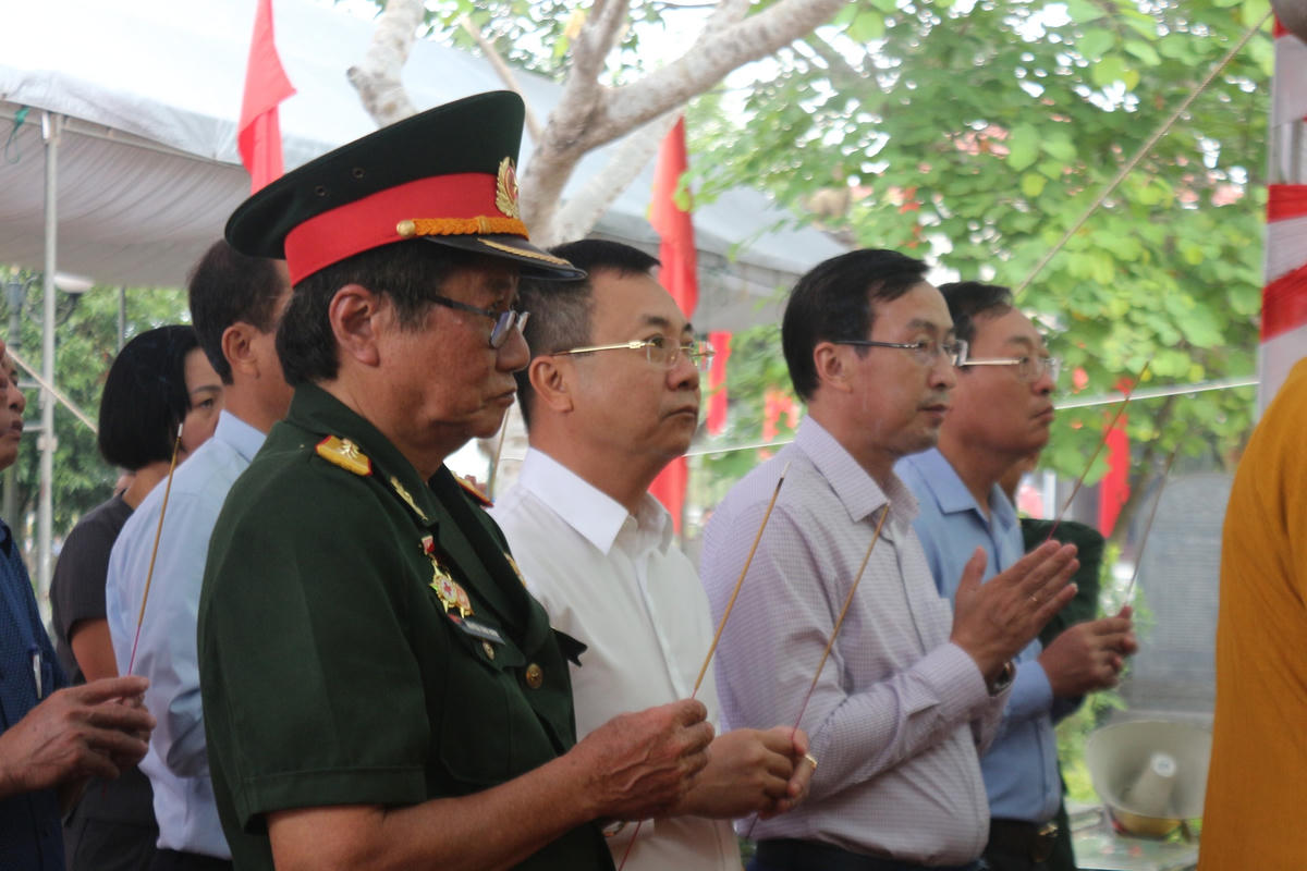 Đại biểu dâng hương tưởng niệm các anh hùng, liệt sĩ.