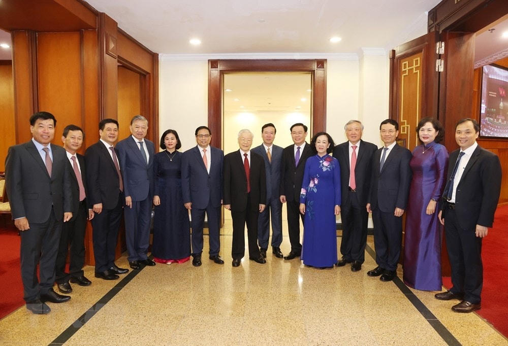 Tổng Bí thư Nguyễn Phú Trọng với các vị lãnh đạo Đảng, Nhà nước và các đại biểu tại phiên bế mạc hội nghị. (Ảnh: Trí Dũng/TTXVN).