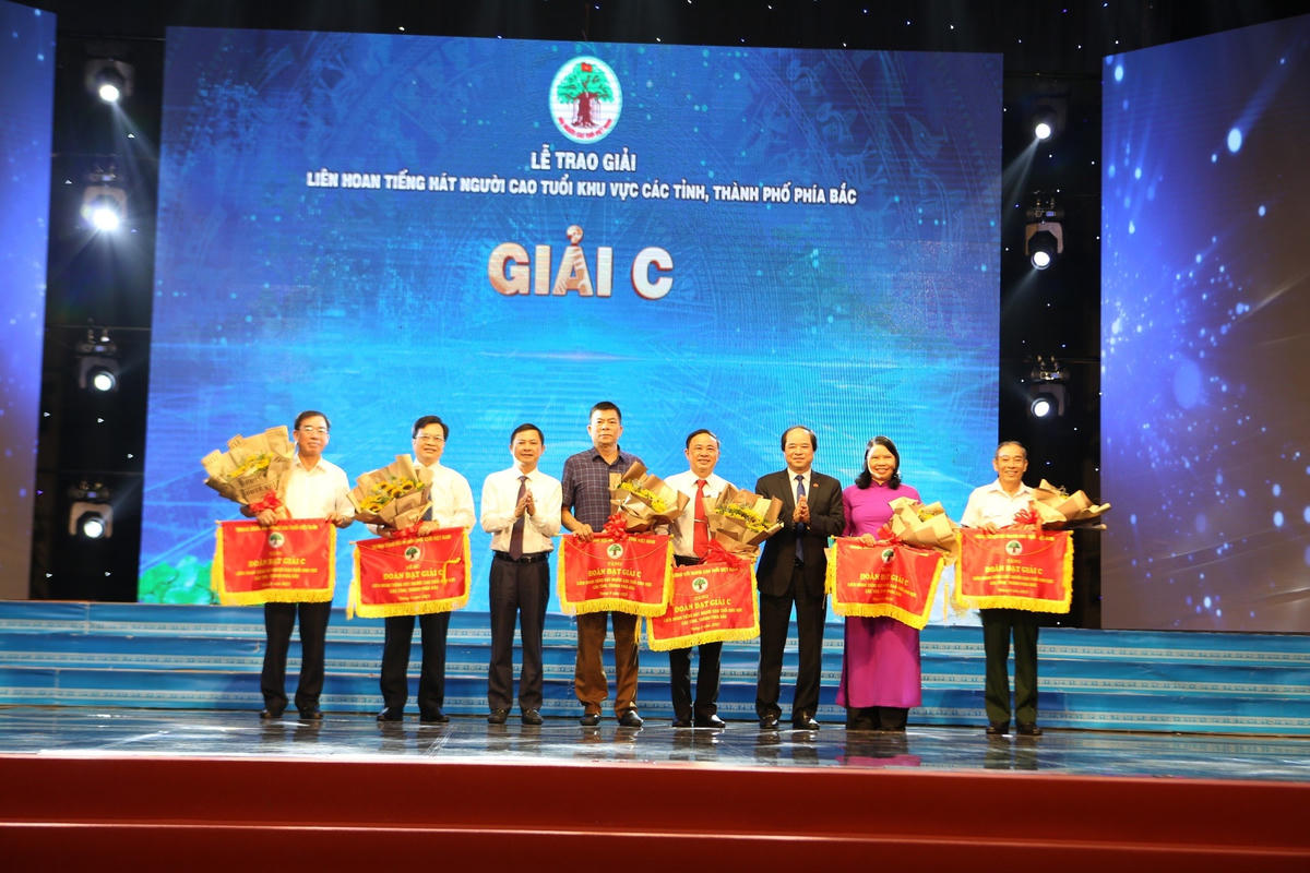 Ban tổ chức Liên hoan tiếng hát người cao tuổi Việt Nam trao giải C cho các đội.