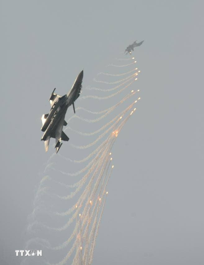 Màn trình diễn phun bẫy nhiệt của máy bay tiêm kích Su-30MK2 trên bầu trời Thành phố Hồ Chí Minh. (Ảnh: TTXVN)