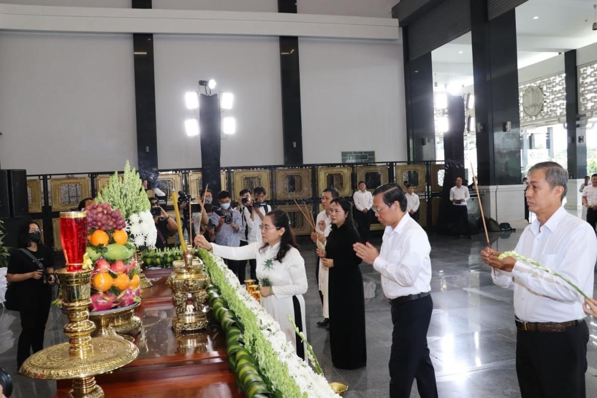 Các đại biểu dâng hương tưởng niệm các nạn nhân tử vong bởi đại dịch Covid-19.