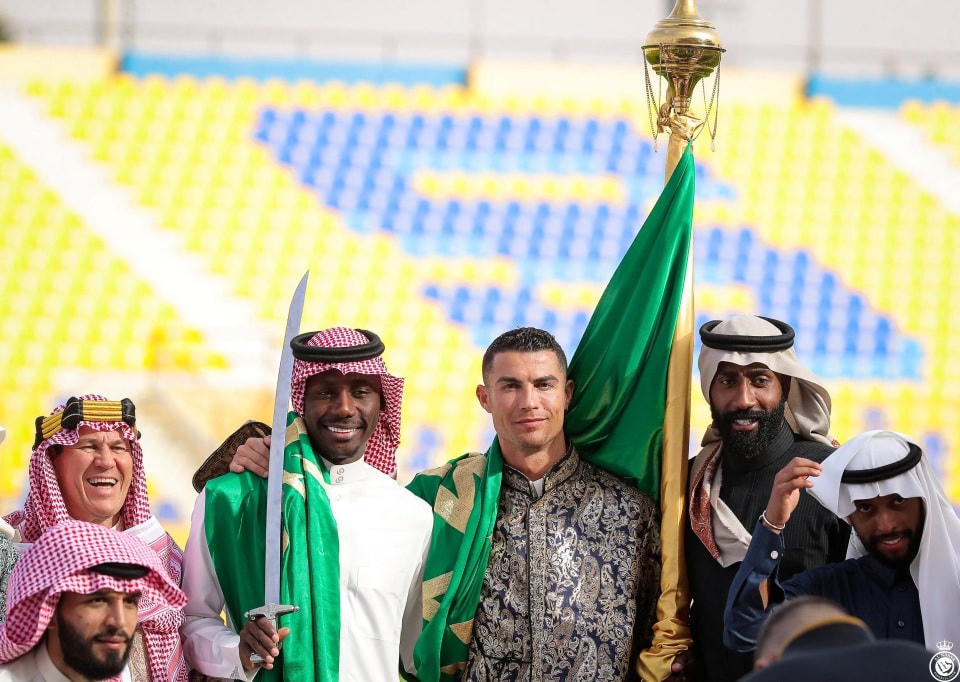 Ronaldo cùng đồng đội đến sân Mrsool Park. Ảnh: Reuters.