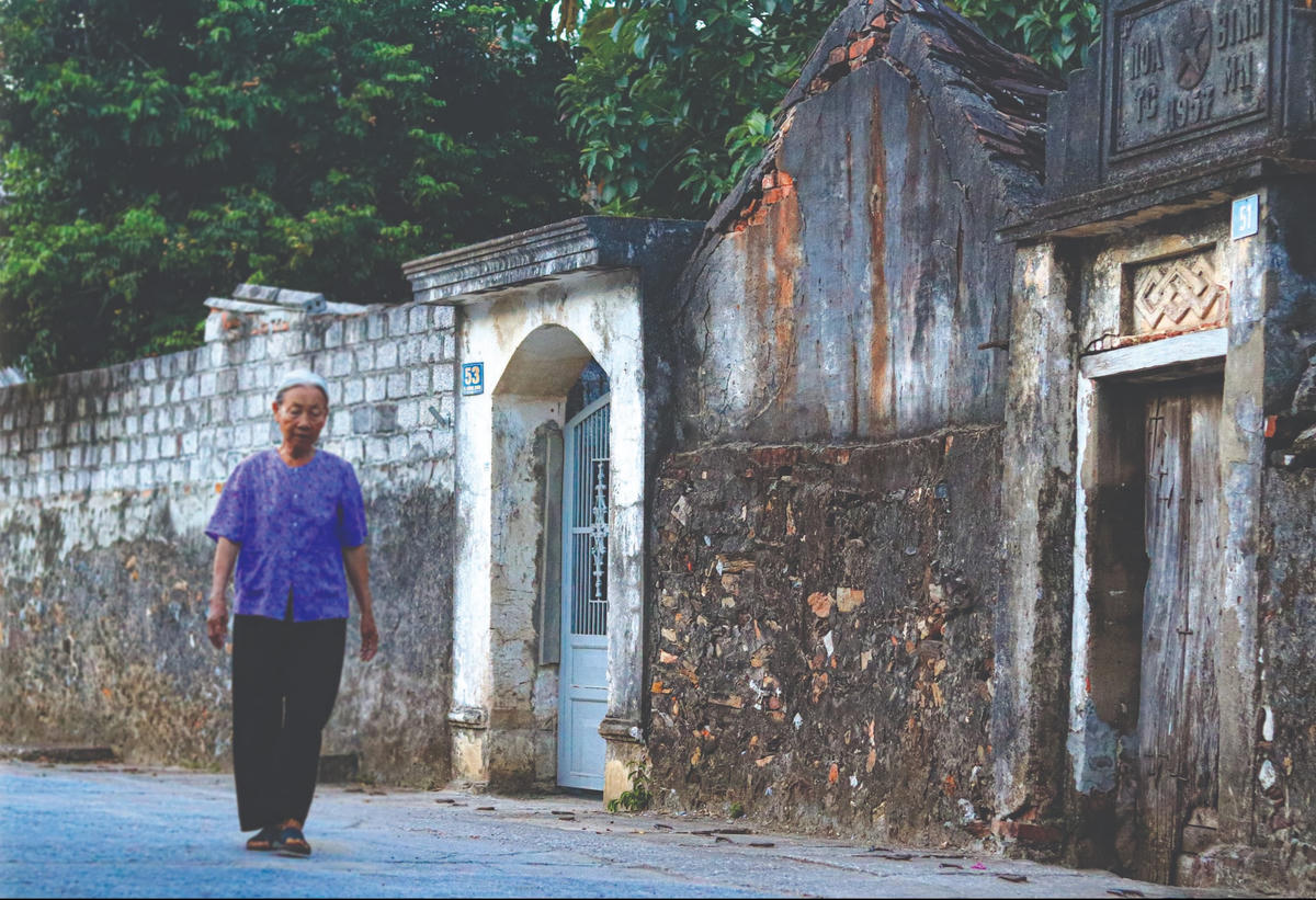 Quanh làng Đông Sơn có nhiều ngôi nhà cổ.  