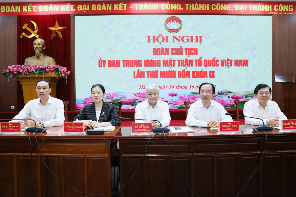 Chủ tịch Đỗ Văn Chiến và các vị trong Ban Thường trực UBTƯ MTTQ Việt Nam chủ trì Hội nghị.