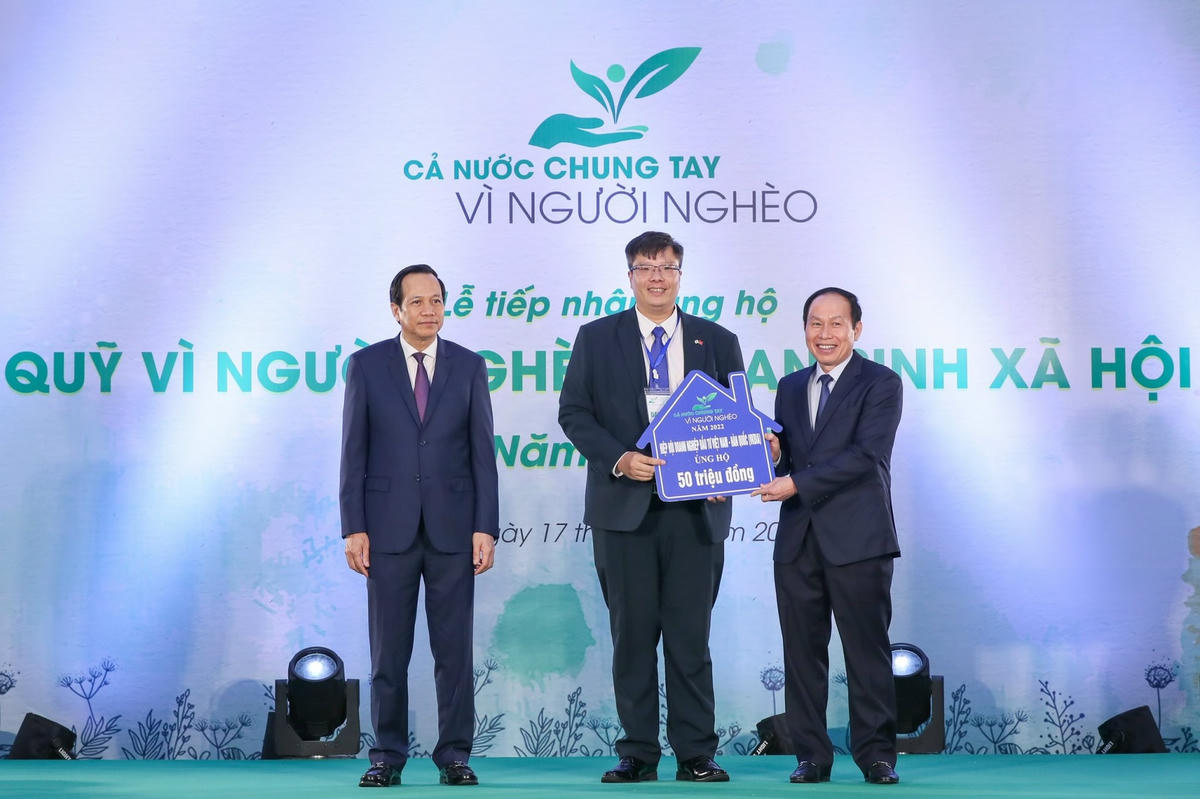 Phó Chủ tịch - Tổng Thư ký UBTƯ MTTQ Việt Nam Lê Tiến Châu tiếp nhận ủng hộ tại chương trình. Ảnh: QuangVinh.