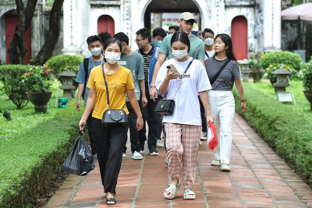 Hàng ngàn sĩ tử dâng sớ cầu may trước kỳ thi tốt nghiệp THPT 2023