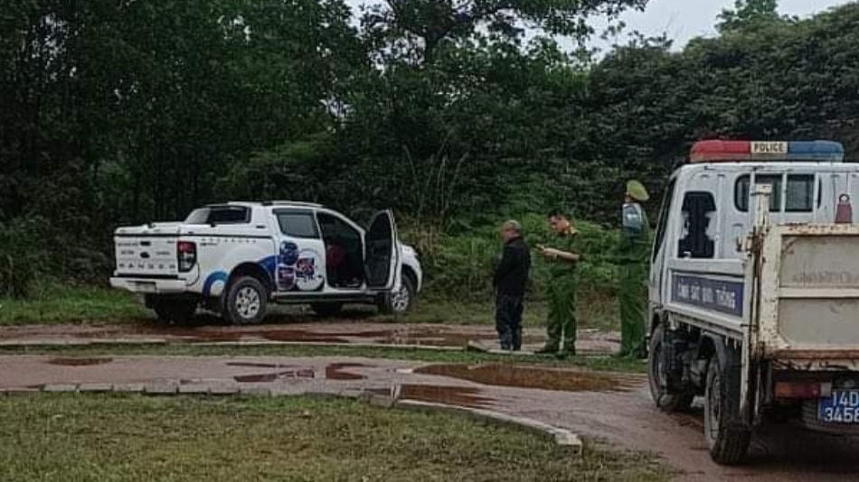 Cơ quan chức năng huyện Đầm Hà (Quảng Ninh) đang điều tra nguyên nhân cặp vợ, chồng tử vong trên xe bán tải.