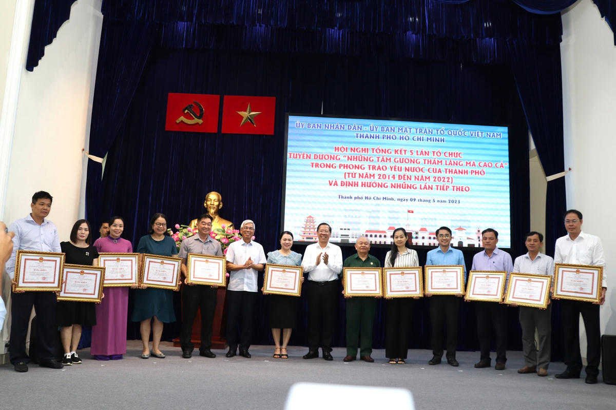 Lãnh đạo UBND TP HCM trao Bằng khen cho các tập thể và cá nhân có thành tích xuất sắc.