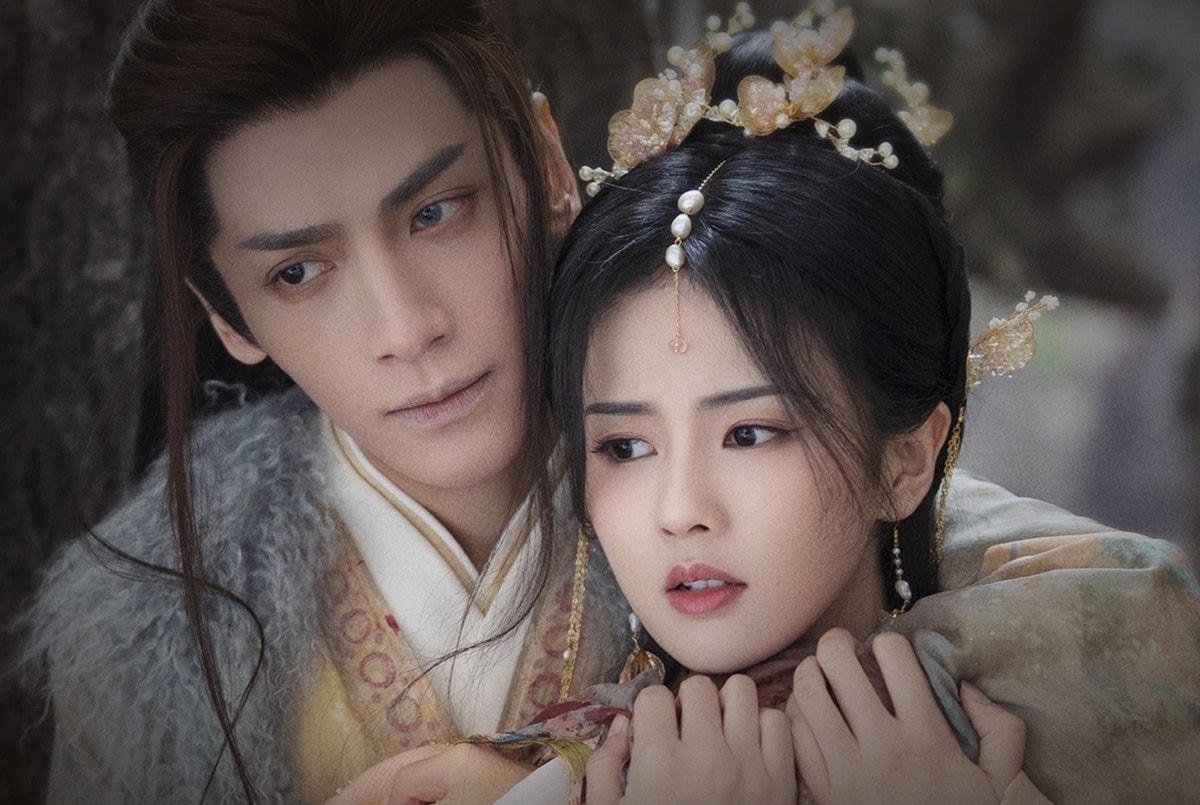 “Trường nguyệt tẫn minh” do Bạch Lộc và La Vân Hi đóng chính nhận được sự quan tâm từ công chúng. Bộ phim gặt hái được nhiều thành tích: Top 10 phim được yêu thích nhất; Phim Hoa Ngữ gây sốt tháng 4. Bên cạnh những thông tin về phim, dàn diễn viên từ chính đến phụ được bàn tán sôi nổi.