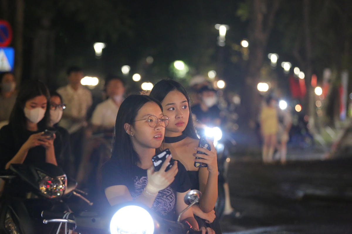 Ánh mắt háo hức, chờ đợi của các bạn trẻ đối với thần tượng.