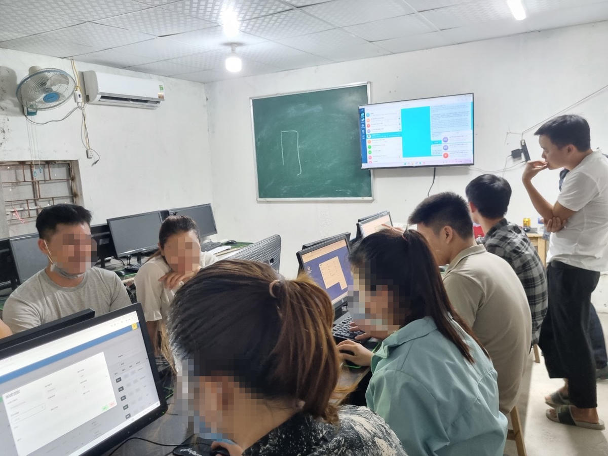 Hai lớp học với trên dưới 30 học viên của "trung tâm" đang học bên trong dãy phòng trọ.