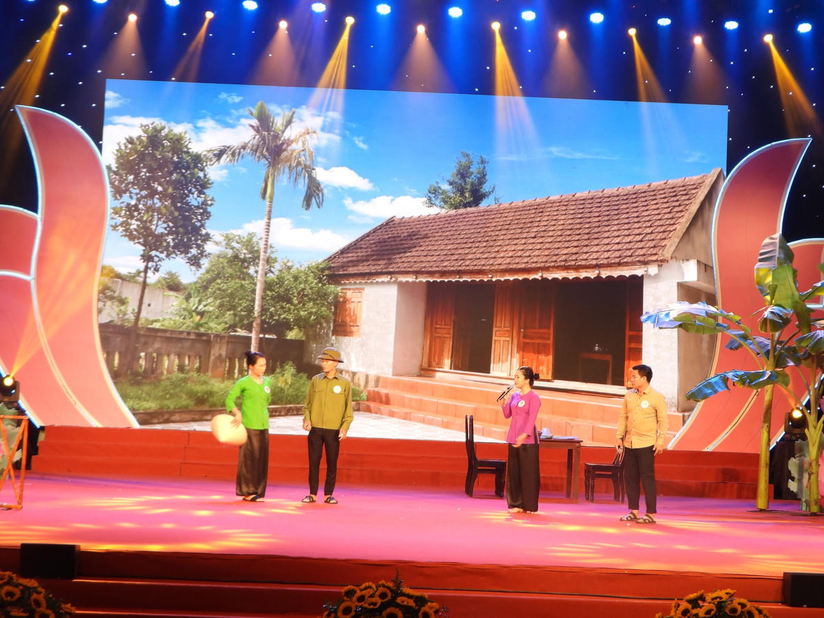 Đội thi Hà Tĩnh thi phần thi tiểu phẩm "Tình đất, tình người".