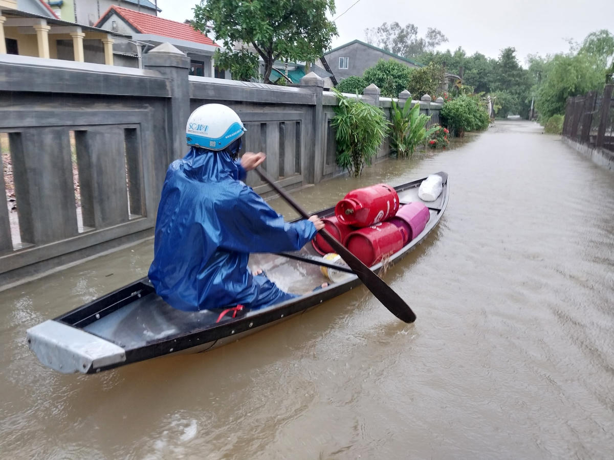 Mưa lớn gây ngập ở Huế. Ảnh: Nguyễn Quốc.