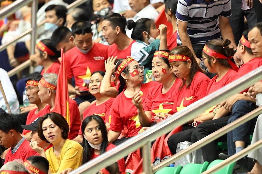 Hình ảnh khán giả phủ kín khán đài sân đấu Futsal SEA Games 31 tại Hà Nam