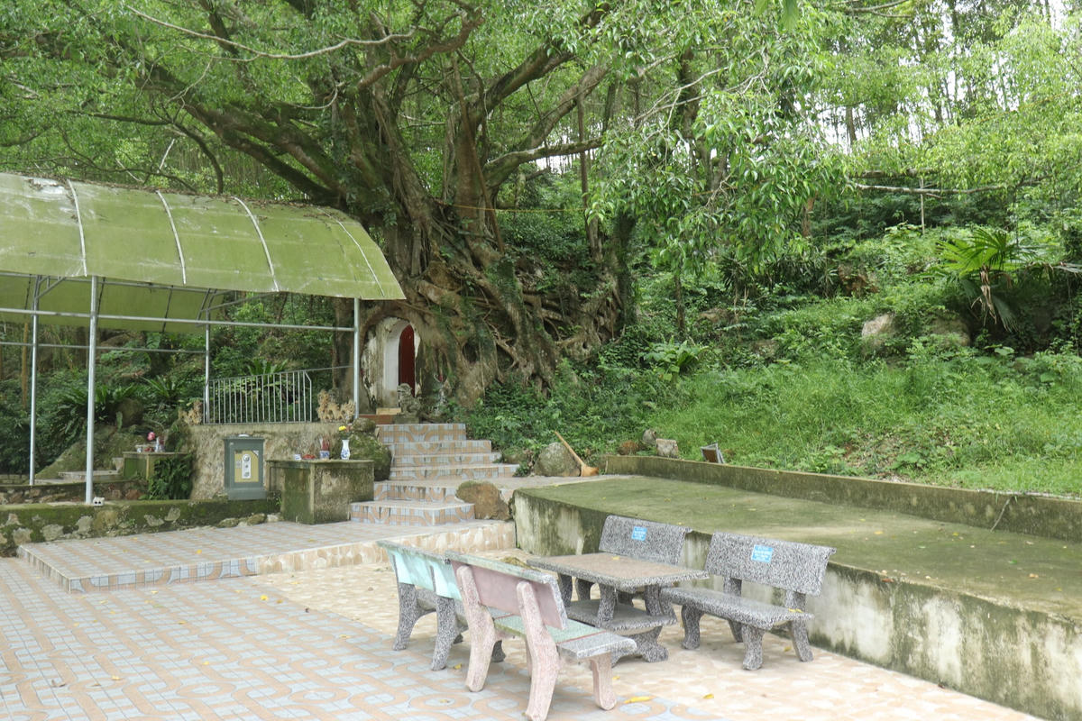 Tại ngôi miếu cổ có nhiều bộ bàn ghế đá để người dân ngồi chờ tới lượt hành hương, tế lễ.