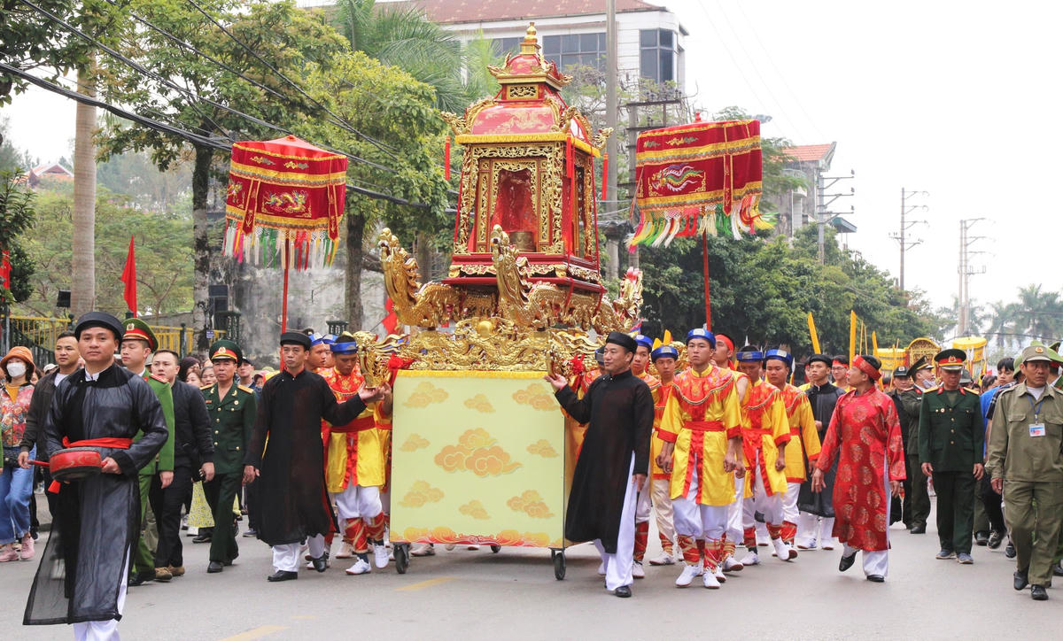 "Lễ rước kiệu Đức Ông và các nhân thần vi hành khu an ngự" diễn ra tại Lễ hội Đền Cửa Ông năm 2023.