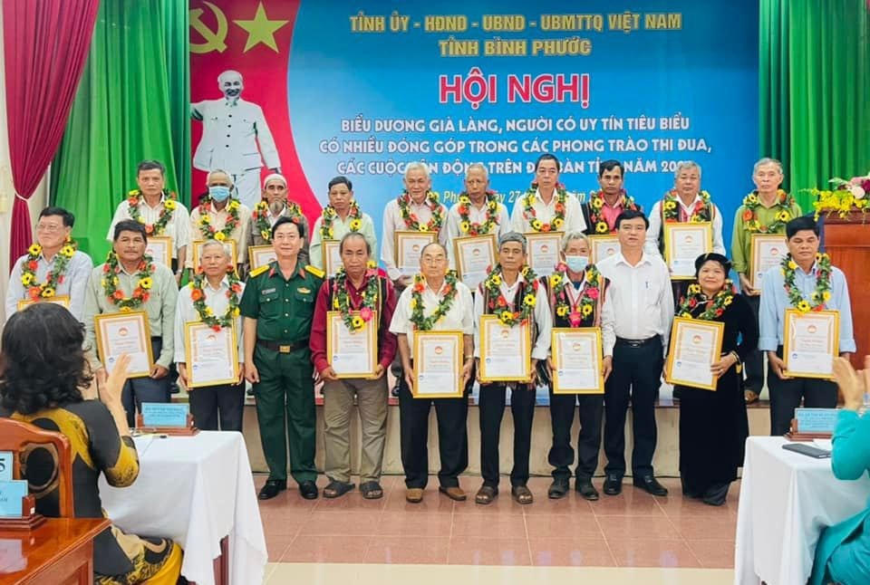 Biểu dương những già làng, Người có uy tín tiêu biểu ở tỉnh Bình Phước. (Ảnh: Trần Trung)