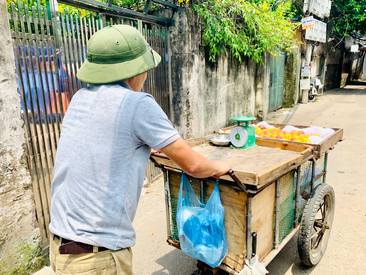 Anh Dũng đẩy gánh hàng rong đi bán khắp nơi.